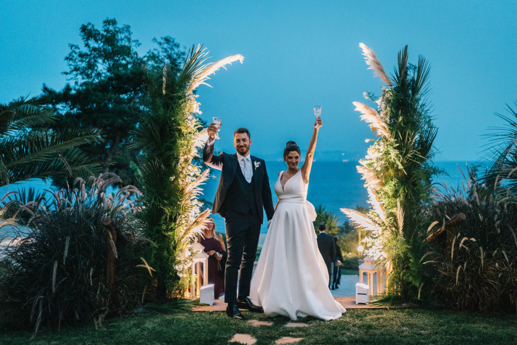 Confettata luminosa ed elegante di un matrimonio in spiaggia a Napoli -  Sohal