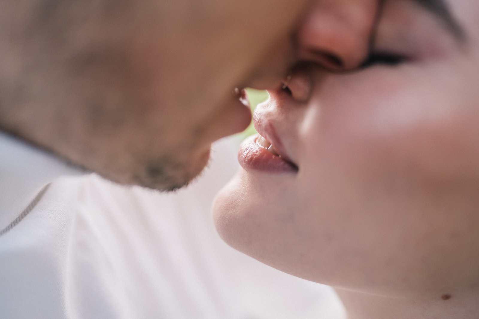 Bacio di coppia ad un workshop