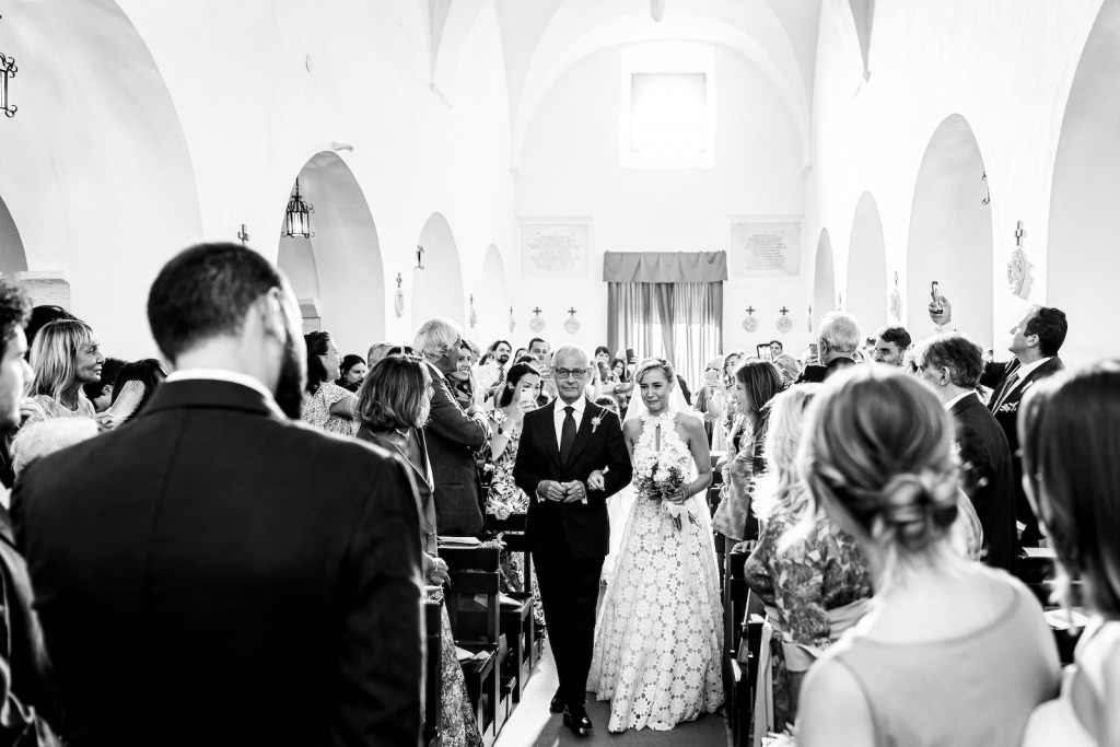 Matrimonio originale chiesa papà accompagna sposa all'altare