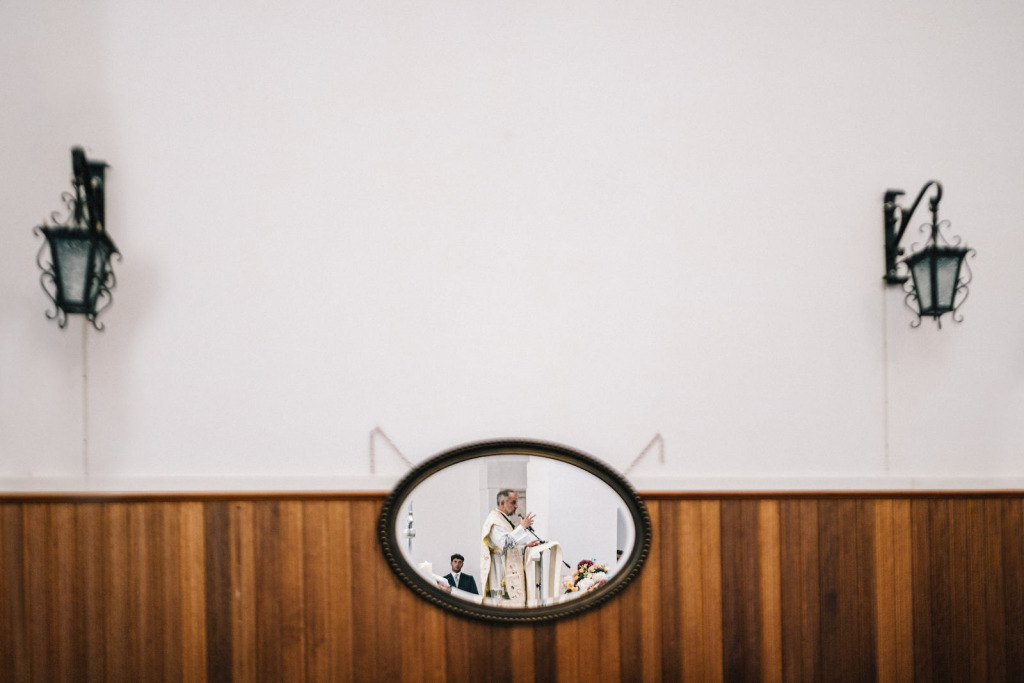 Matrimonio originale prete nello specchio