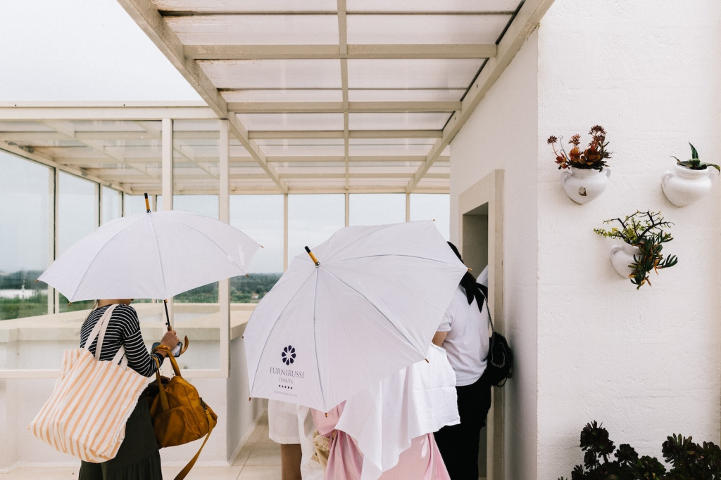 Wedding a Tenuta Furnirussi ombrello bianco pioggia