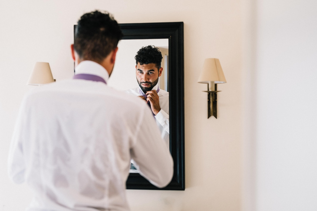 Destination wedding a Masseria Pirnello riflesso specchio amico dello sposo