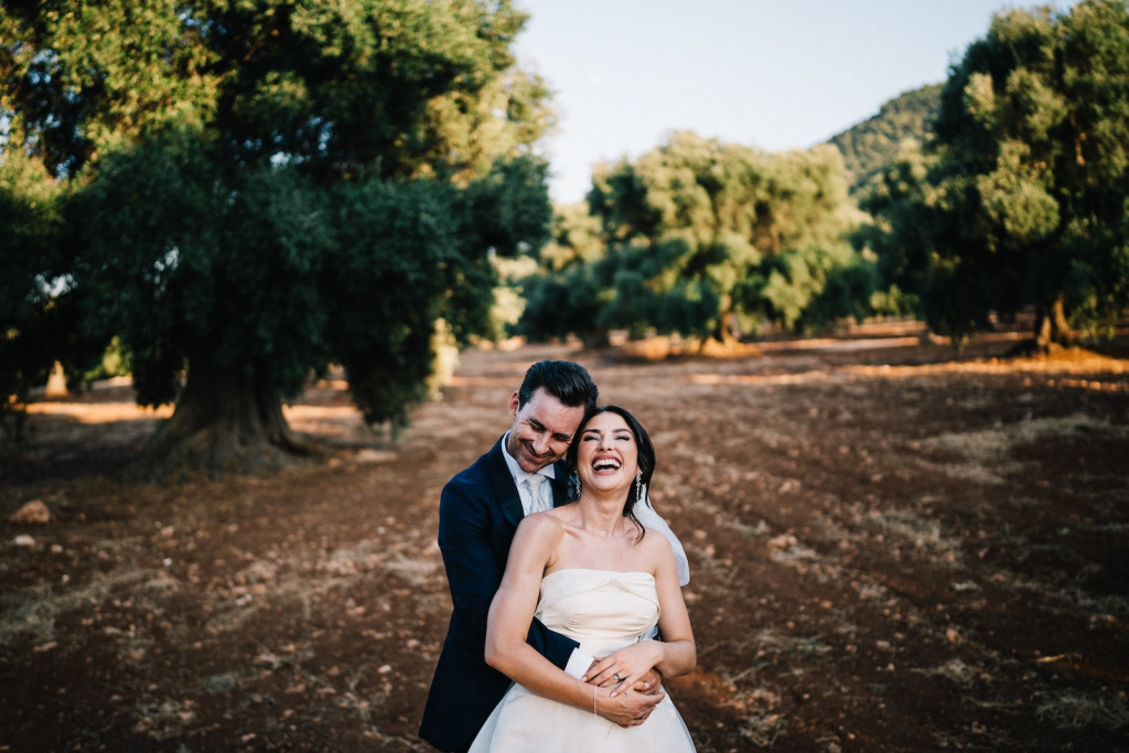 Destination wedding a Masseria Pirnello foto di coppia al tramonto campo di ulivi