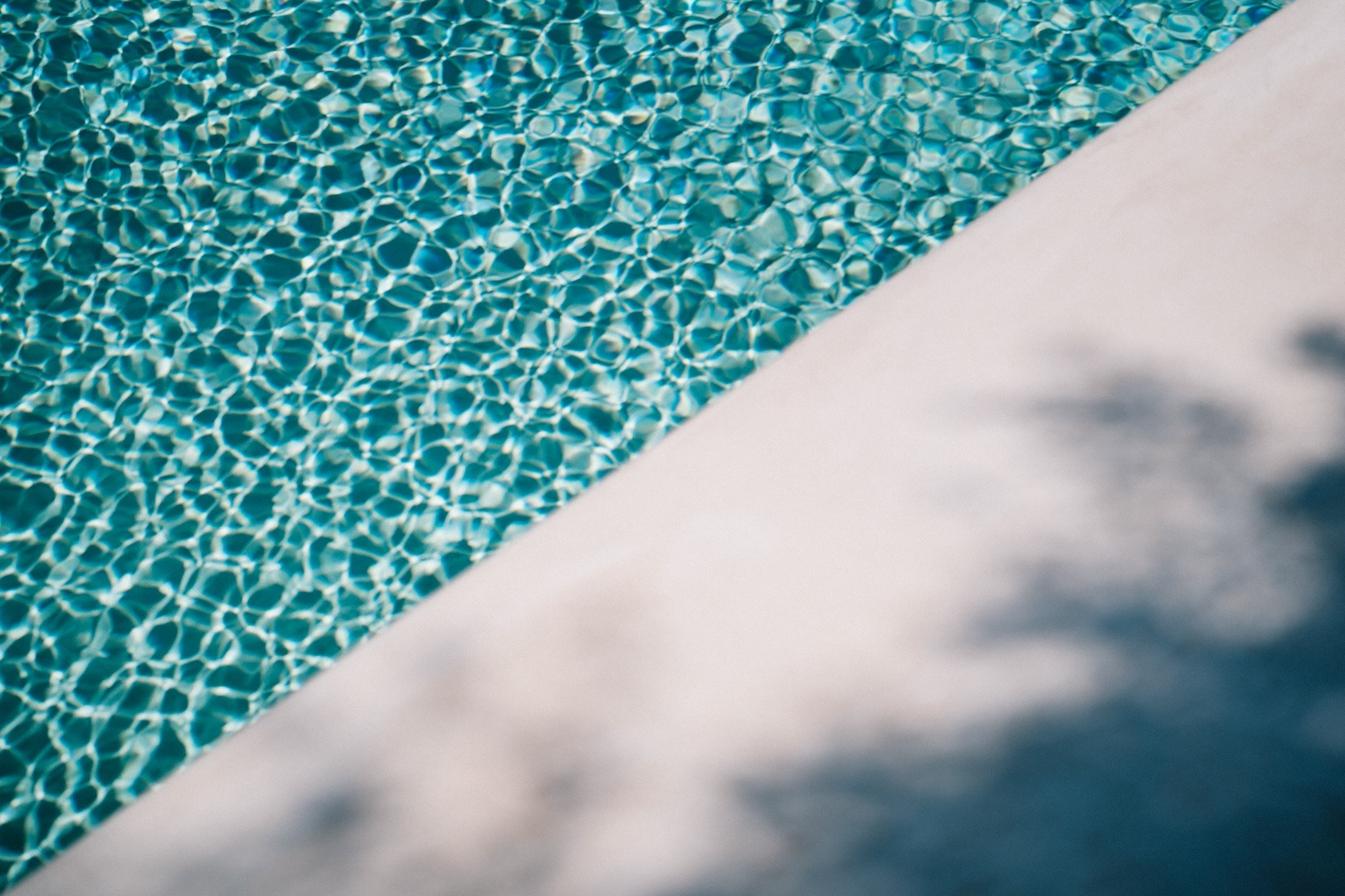 Matrimonio a Masseria San Giovanni acqua azzurra piscina bordo bianco