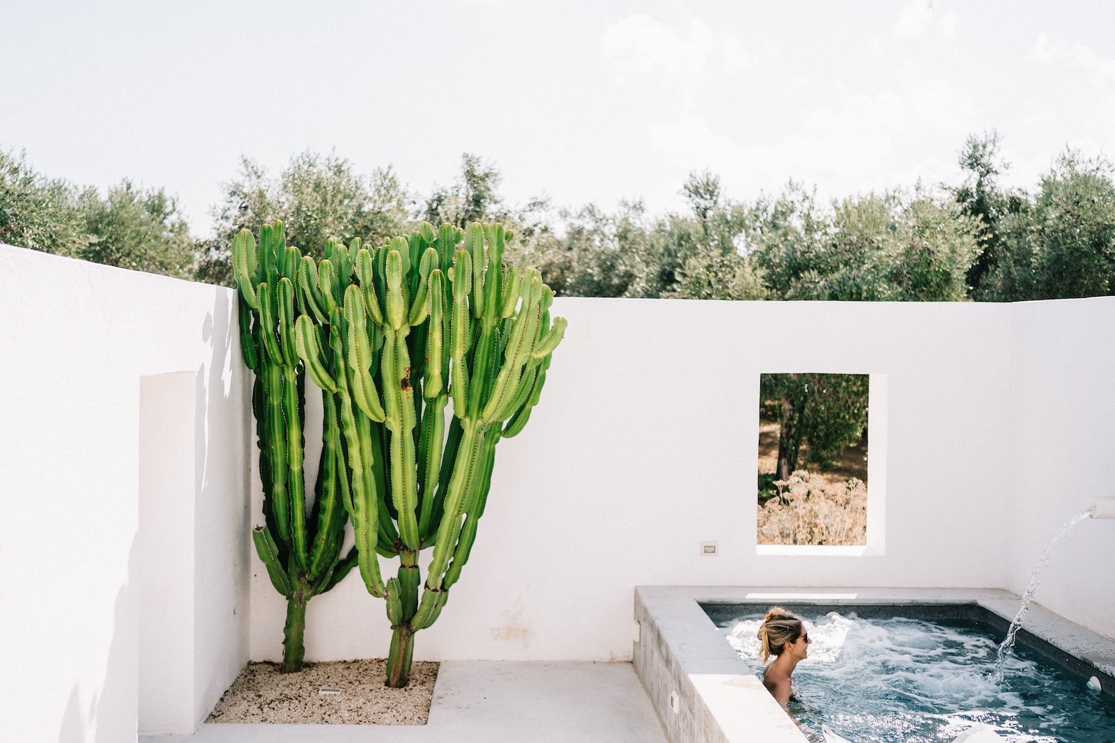 Matrimonio a Masseria San Giovanni preparazione sposa masseria pensato piscina acqua cactus