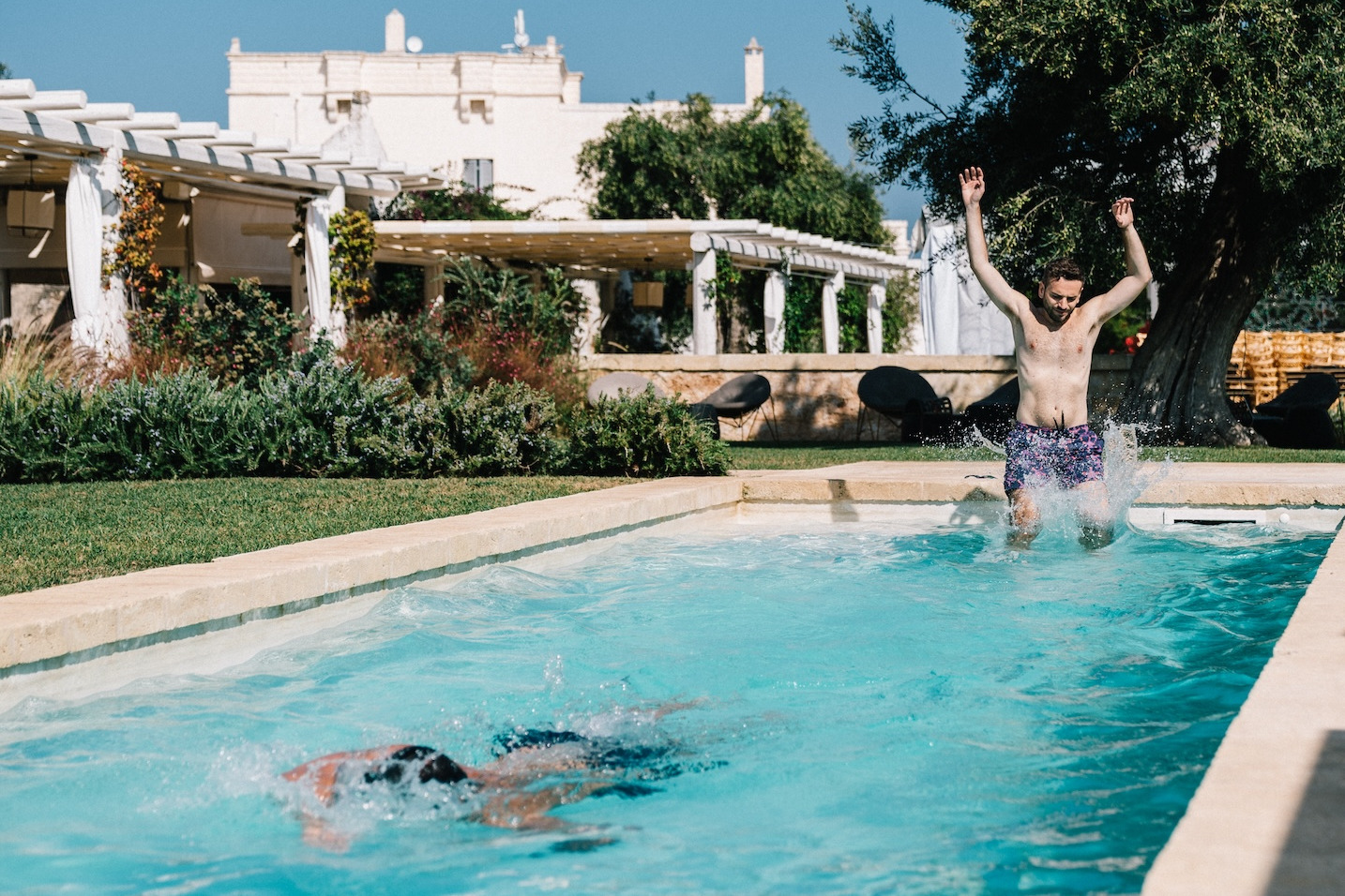 Matrimonio a Masseria San Giovanni sposo piscina bagno nuotare acqua azzurra