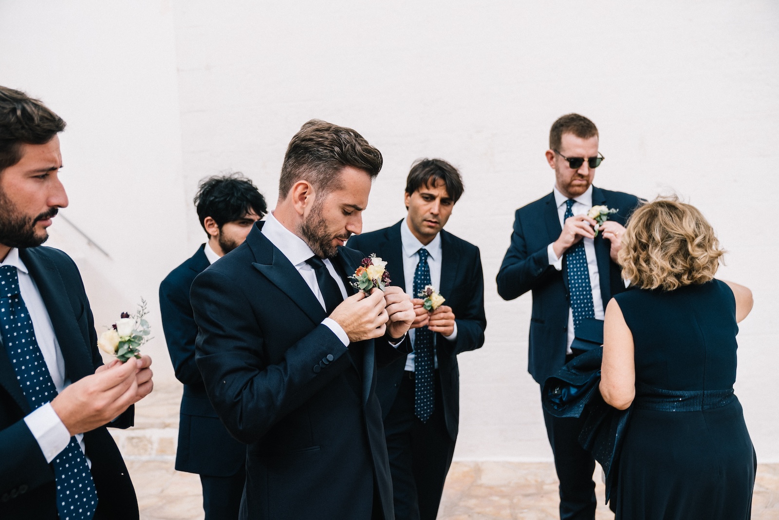 Matrimonio a Masseria San Giovanni  sposo e amici vestizione fiore all'occhiello