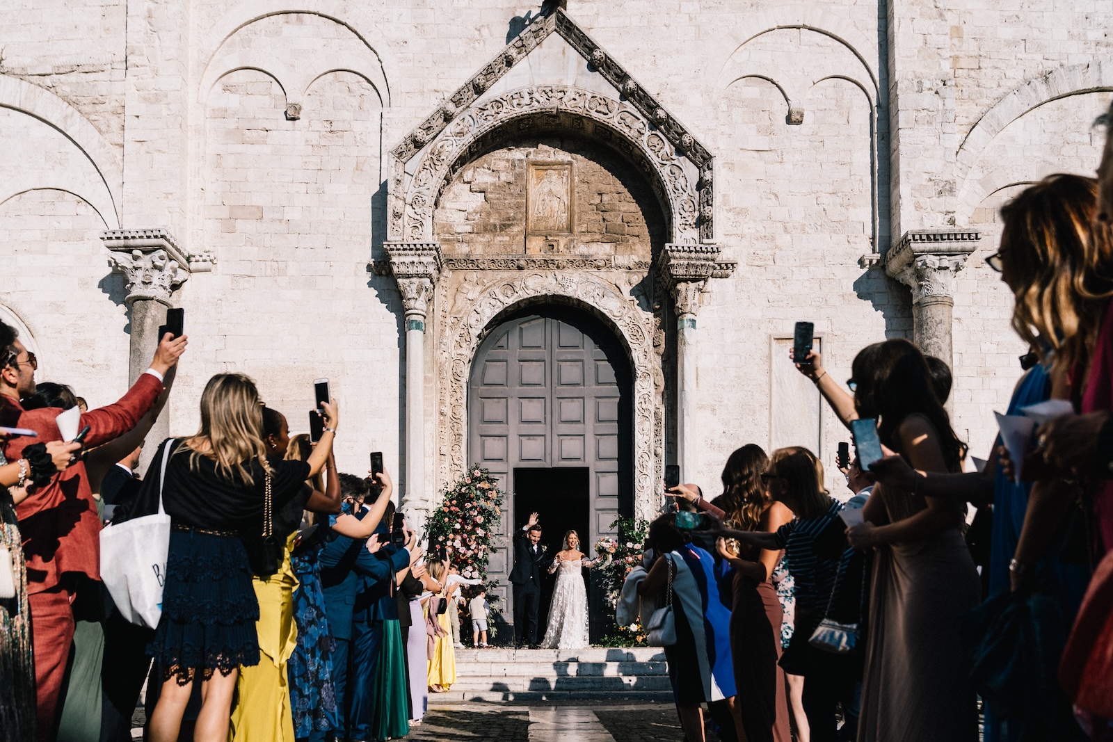 Matrimonio a Masseria San Giovanni  basilica di bari uscita sposi lancio del riso