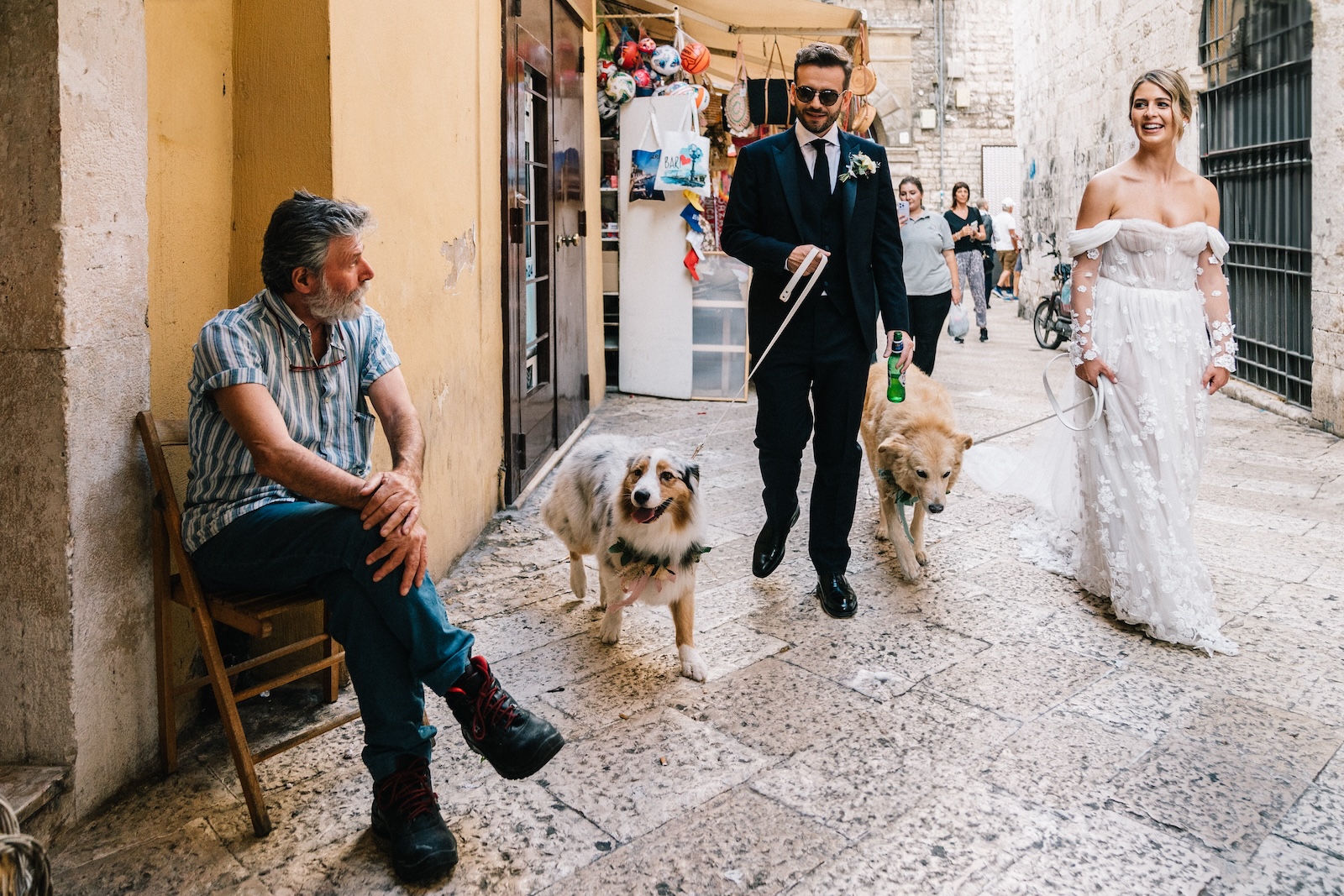 Matrimonio a Masseria San Giovanni cani signore anziano passeggiata sposi