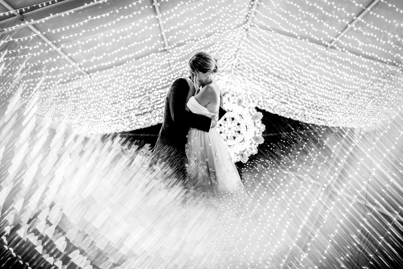 Matrimonio a Masseria San Giovanni primo ballo bianco e nero sposi abbraccio 