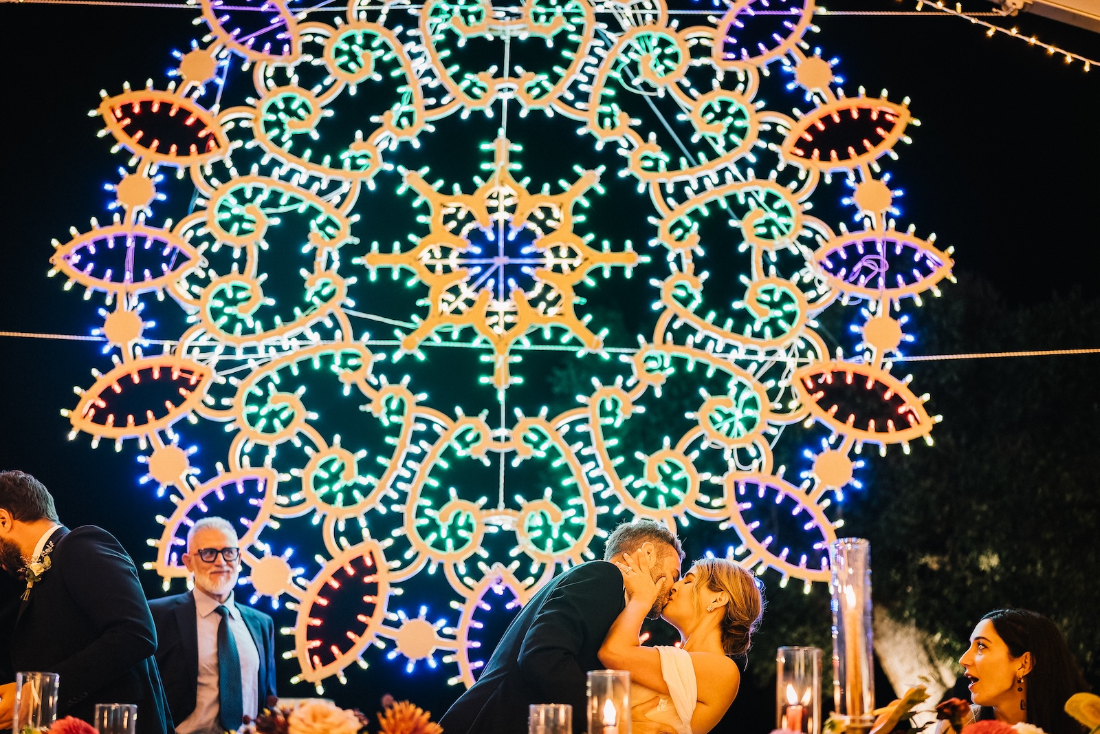 Matrimonio a Masseria San Giovanni bacio sposi luminaria pugliese rosone colorato