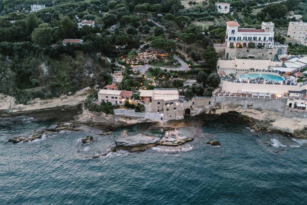 Matrimonio a Napoli con ricevimento alla Conca sul Mare
matrimonio a napoli
la conca sul mare
ricevimento
foto drone
