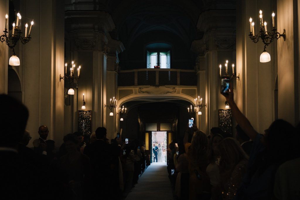 Matrimonio a Napoli con ricevimento alla Conca sul Mare
ingresso sposa
bianco e nero
l'eleganza dei fiori
gisena morra wedding planner
