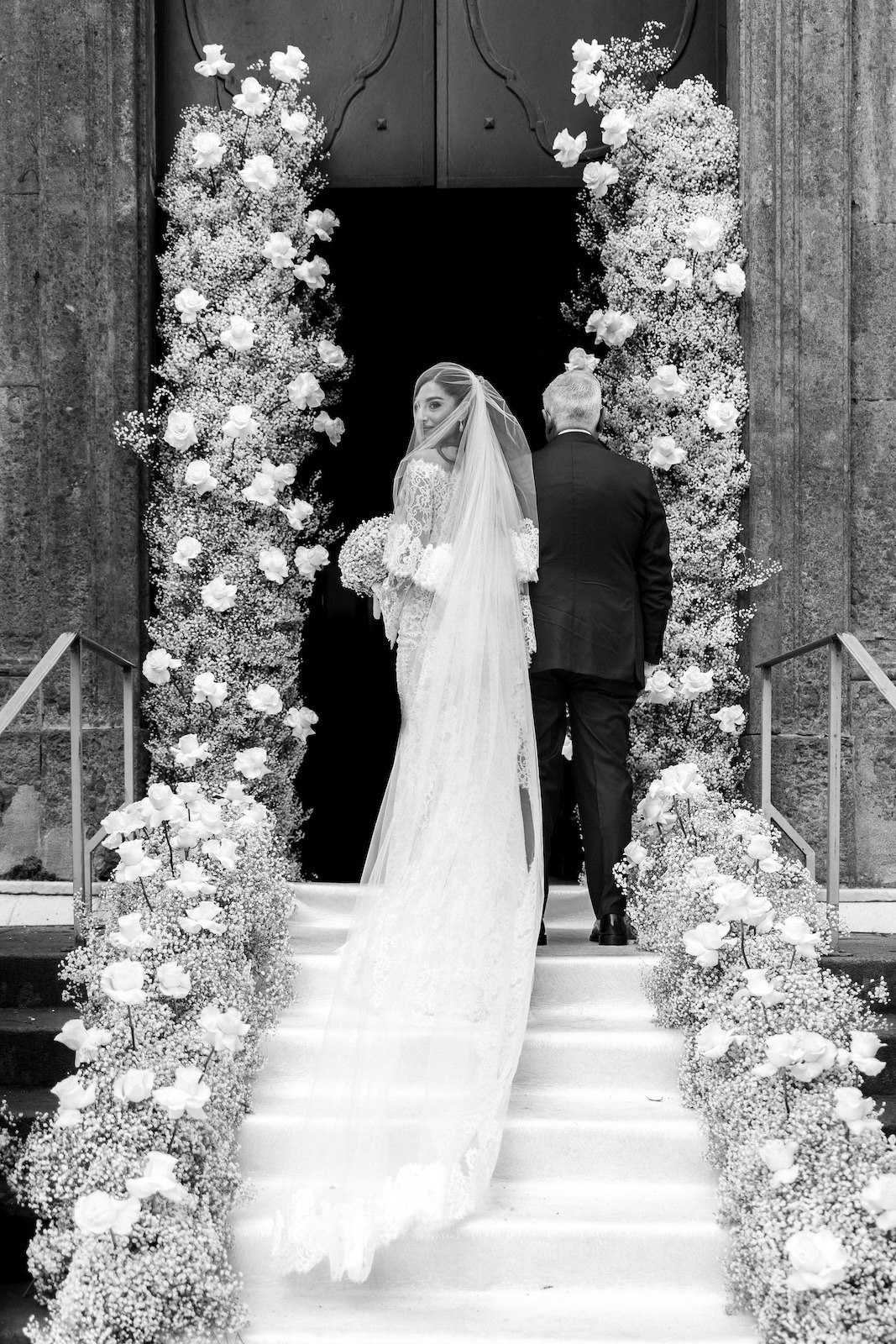 Matrimonio a Napoli con ricevimento alla Conca sul Mare
ingresso sposa
bianco e nero
l'eleganza dei fiori
gisena morra wedding planner
