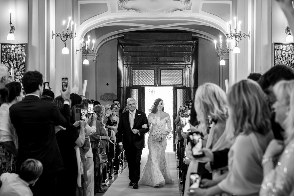 Matrimonio a Napoli con ricevimento alla Conca sul Mare
ingresso sposa
bianco e nero
l'eleganza dei fiori
gisena morra wedding planner
