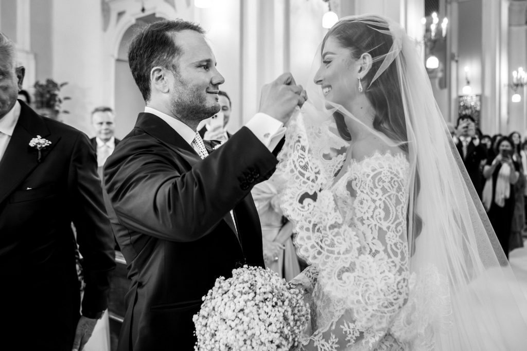 Matrimonio a Napoli con ricevimento alla Conca sul Mare
ingresso sposa
bianco e nero
l'eleganza dei fiori
gisena morra wedding planner
rito religioso
