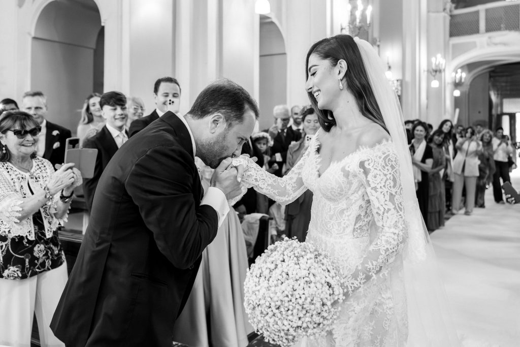 Matrimonio a Napoli con ricevimento alla Conca sul Mare
ingresso sposa
bianco e nero
l'eleganza dei fiori
gisena morra wedding planner
rito religioso