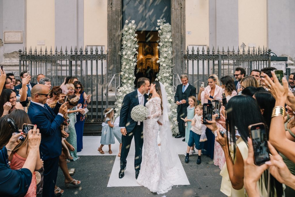 Matrimonio a Napoli con ricevimento alla Conca sul Mare
ingresso sposa
lancio del riso
l'eleganza dei fiori
gisena morra wedding planner
rito religioso