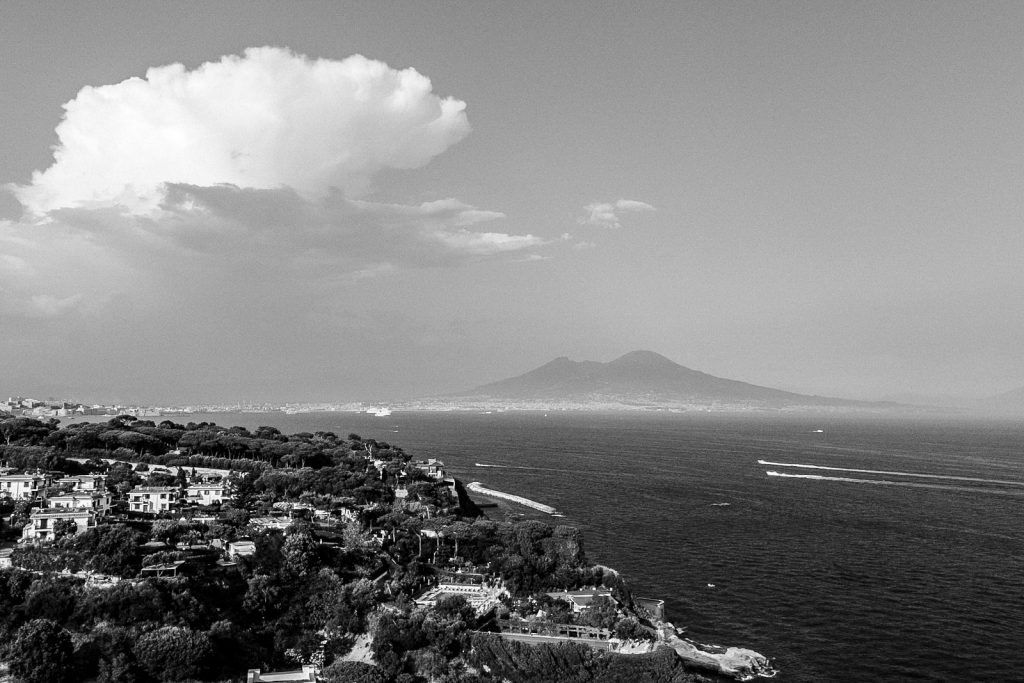 Matrimonio a Napoli con ricevimento alla Conca sul Mare
bianco nero
drone
vista vesuvio
golfo di napoli
