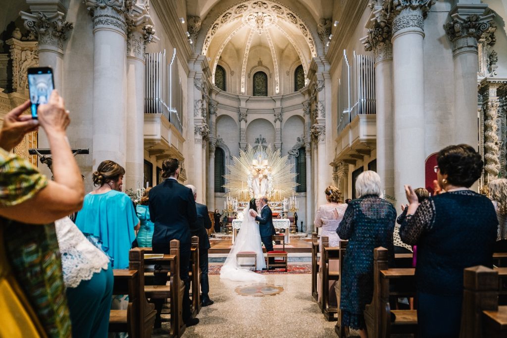 Matrimonio a Masseria San Lorenzo 
lecce
cattedrale di lecce
ingresso in chiesa sposa
rito religioso
bacio sposi
