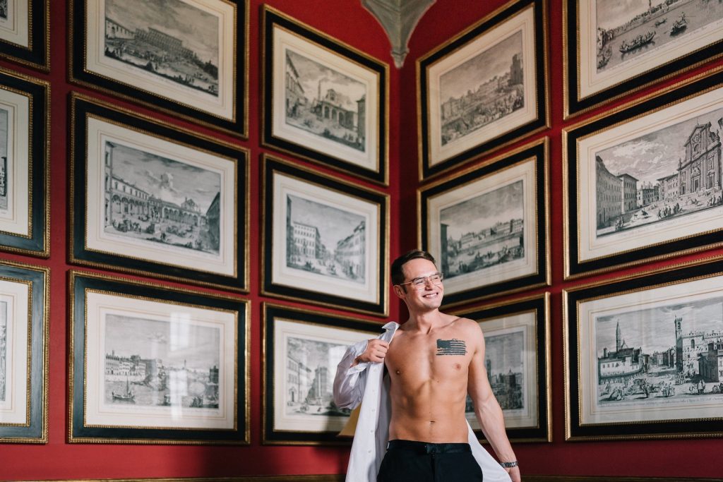 Matrimonio a Villa Gamberaia in Toscana
groom getting ready