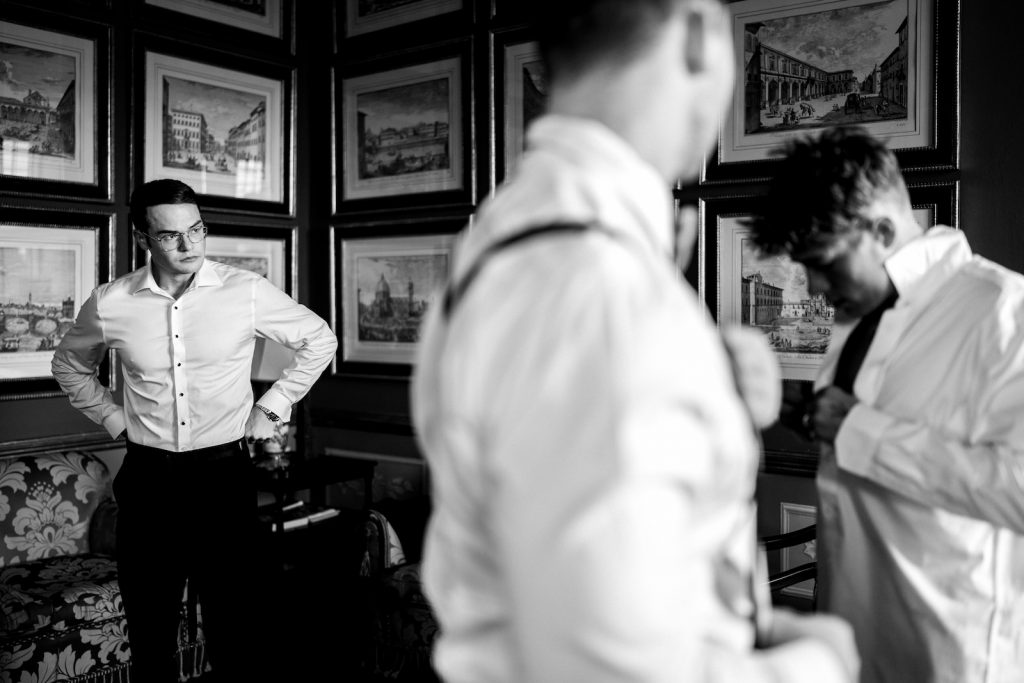 Matrimonio a Villa Gamberaia in Toscana
groom getting ready
black and white
