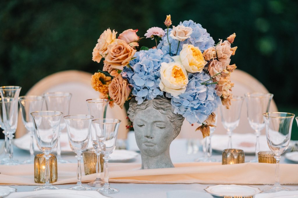 Matrimonio a Villa Gamberaia in Toscana
dinner setting
table setting chechic wedding