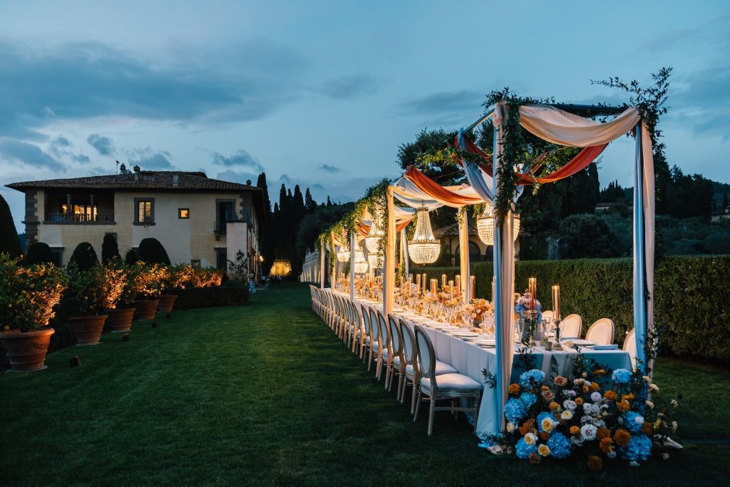 Matrimonio a Villa Gamberaia in Toscana
dinner setting
table setting chechic wedding