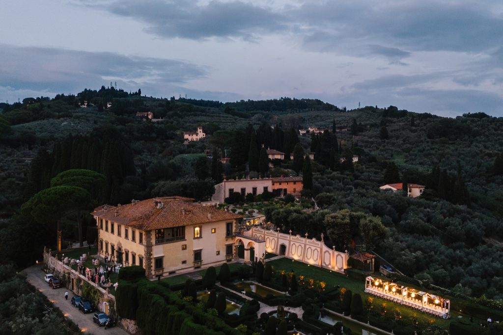 Matrimonio a Villa Gamberaia in Toscana
dinner setting
table setting chechic wedding