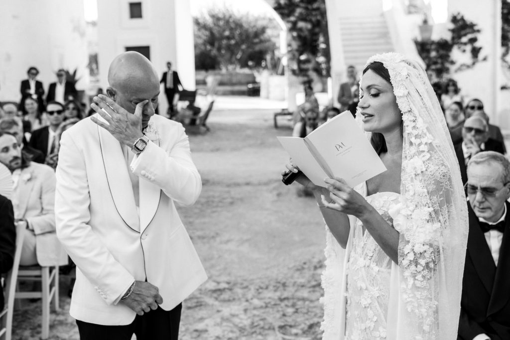 Matrimonio a Masseria Torre Coccarocerimoniarito simbolicochiesa rossachiesetta rossascambio degli anelli