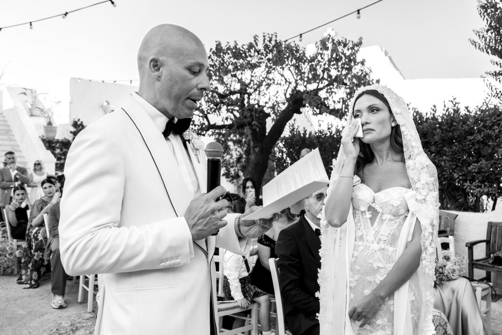 Matrimonio a Masseria Torre Coccarocerimoniarito simbolicochiesa rossachiesetta rossalettura delle promessebianco e neroemozione