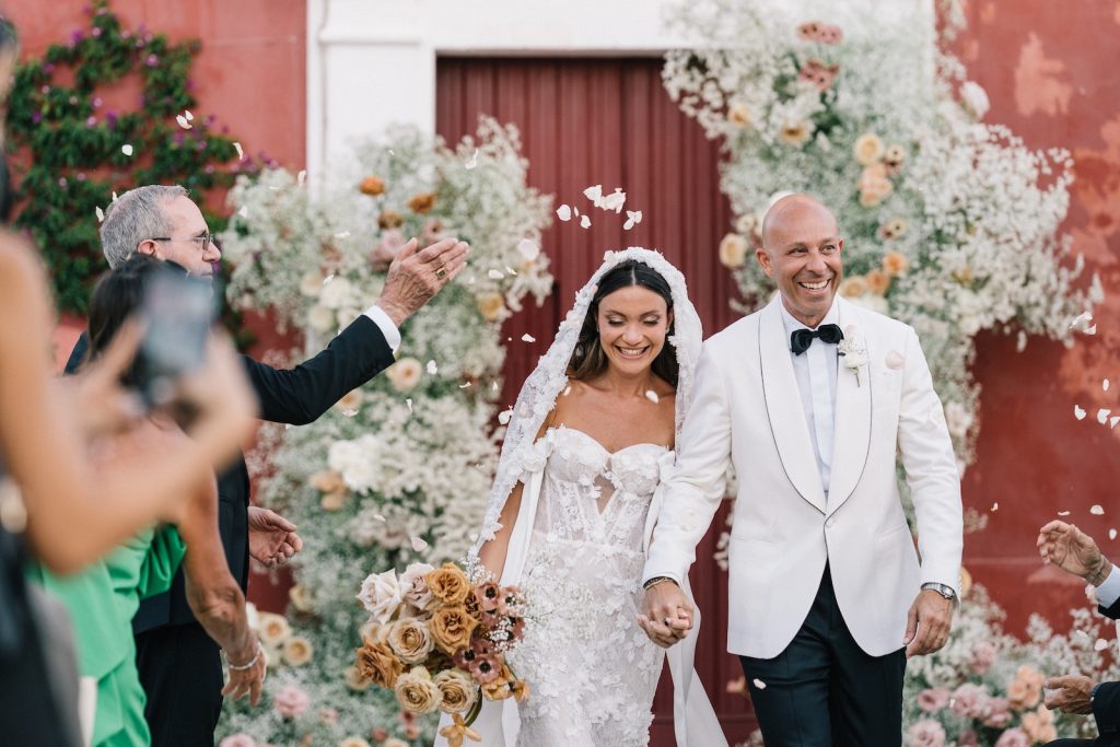 Matrimonio a Masseria Torre Coccarocerimoniarito simbolicochiesa rossachiesetta rossalancio dei petali