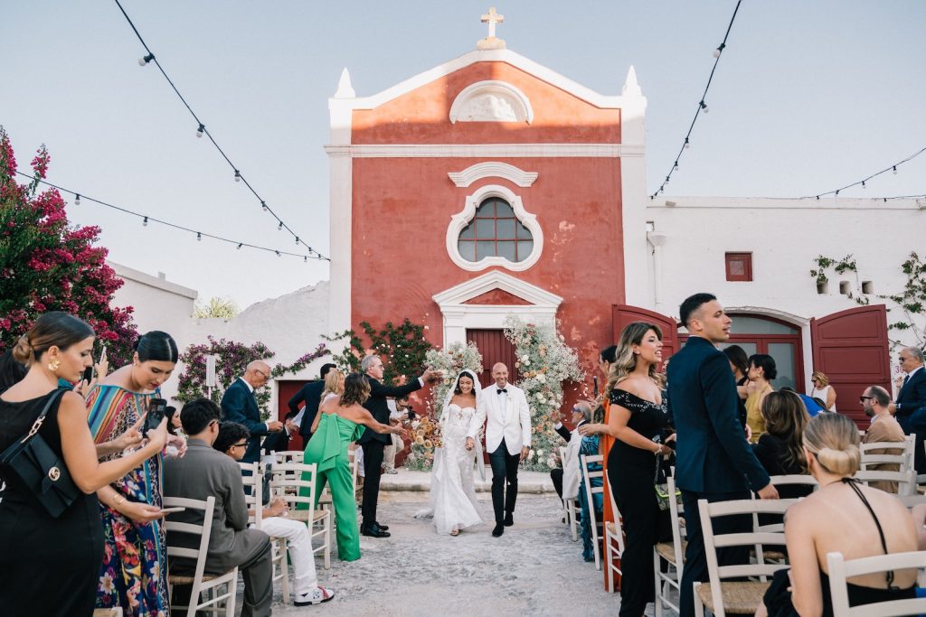 Matrimonio a Masseria Torre Coccarocerimoniarito simbolicochiesa rossachiesetta rossalancio dei petali
