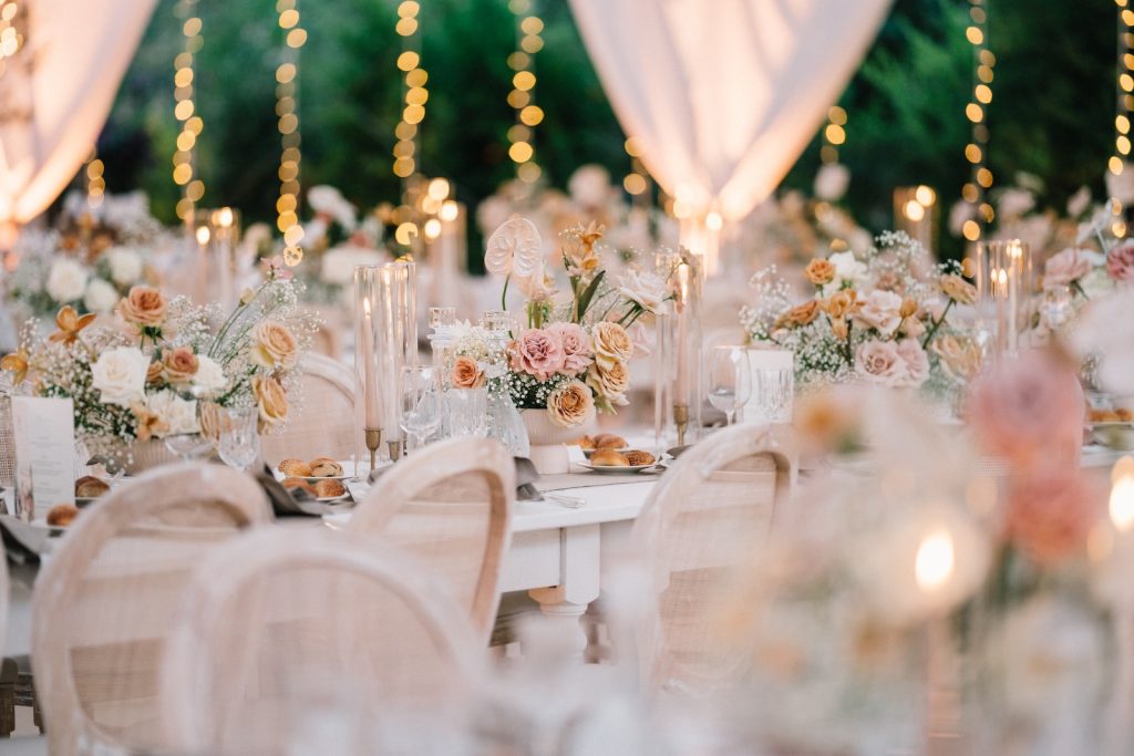 Matrimonio a Masseria Torre Coccaroiaia giangrandeflower addictedallestimenti florealitable settingcena di matrimoniocolore rosa e pesca