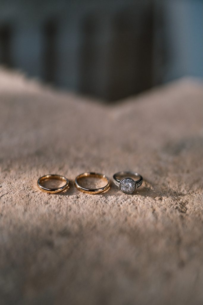 Matrimonio invernale a Borgo Egnaziaanelli fedi di matrimonioanello di fidanzamento