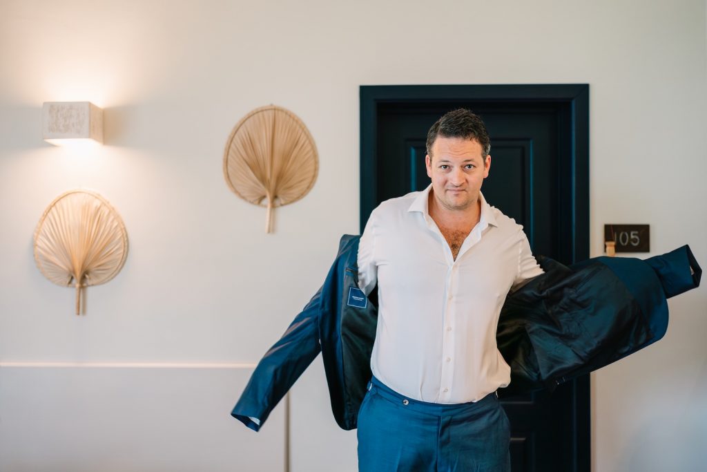 Come organizzare un matrimonio sotto la pioggia a Masseria Don Luigi
groom getting ready